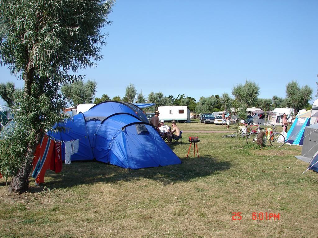 Camping Phare Ouest Saint-Denis-dʼOléron Exterior foto